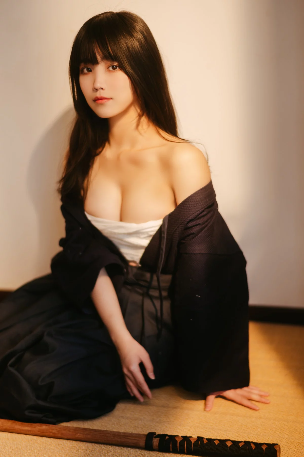 网络美女汪知子最后的武士主题性感黑色美女武士服半脱露白色内衣撩人诱惑写真40P