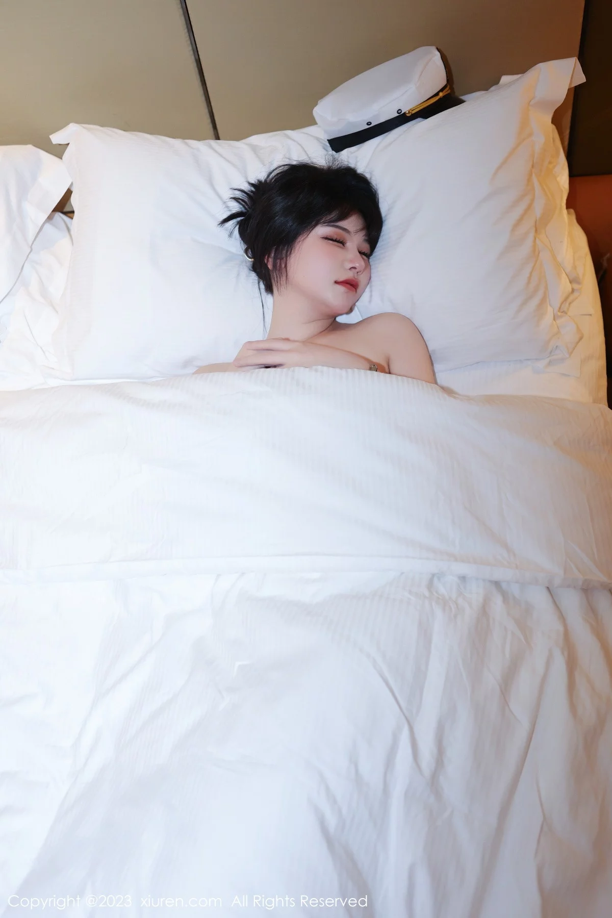 XiuRen第6328期_模特桃桃子情趣警察制服露淡黄色蕾丝内衣秀曼妙身姿诱惑写真92P