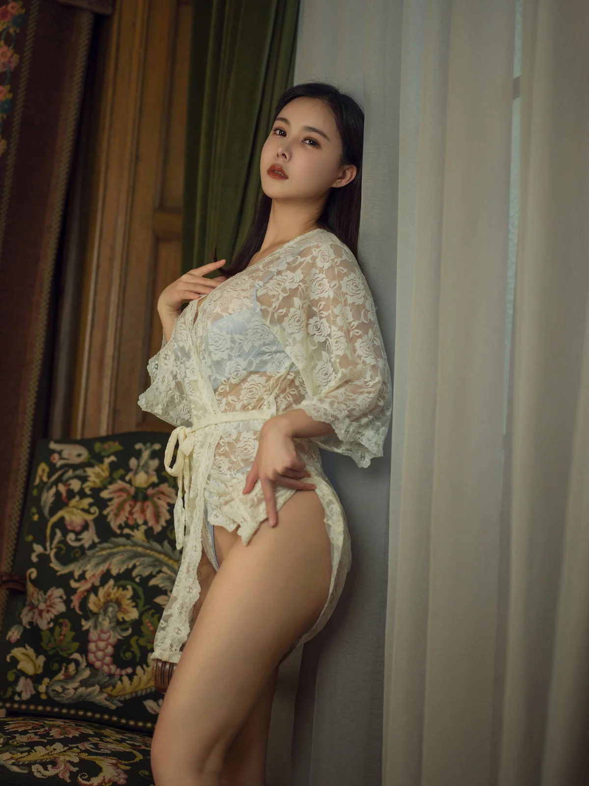 动漫博主亚马逊鲶鱼独居太太主题性感蓝色蕾丝连体内衣秀豪乳翘臀诱惑写真95P
