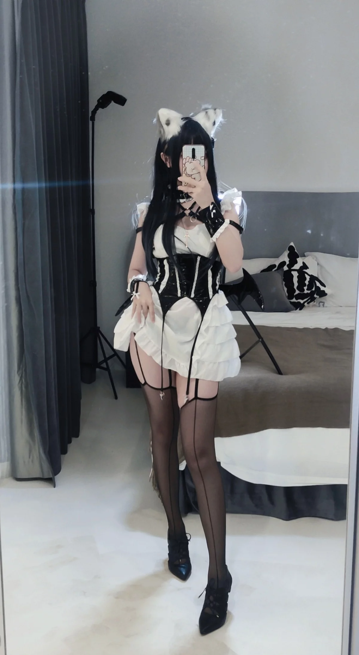 Coser美女洛桑w伊梓猫耳小恶魔主题性感黑白女仆装配黑丝吊袜迷人诱惑写真42P