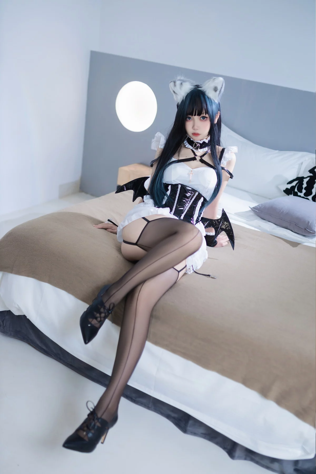 Coser美女洛桑w伊梓猫耳小恶魔主题性感黑白女仆装配黑丝吊袜迷人诱惑写真42P