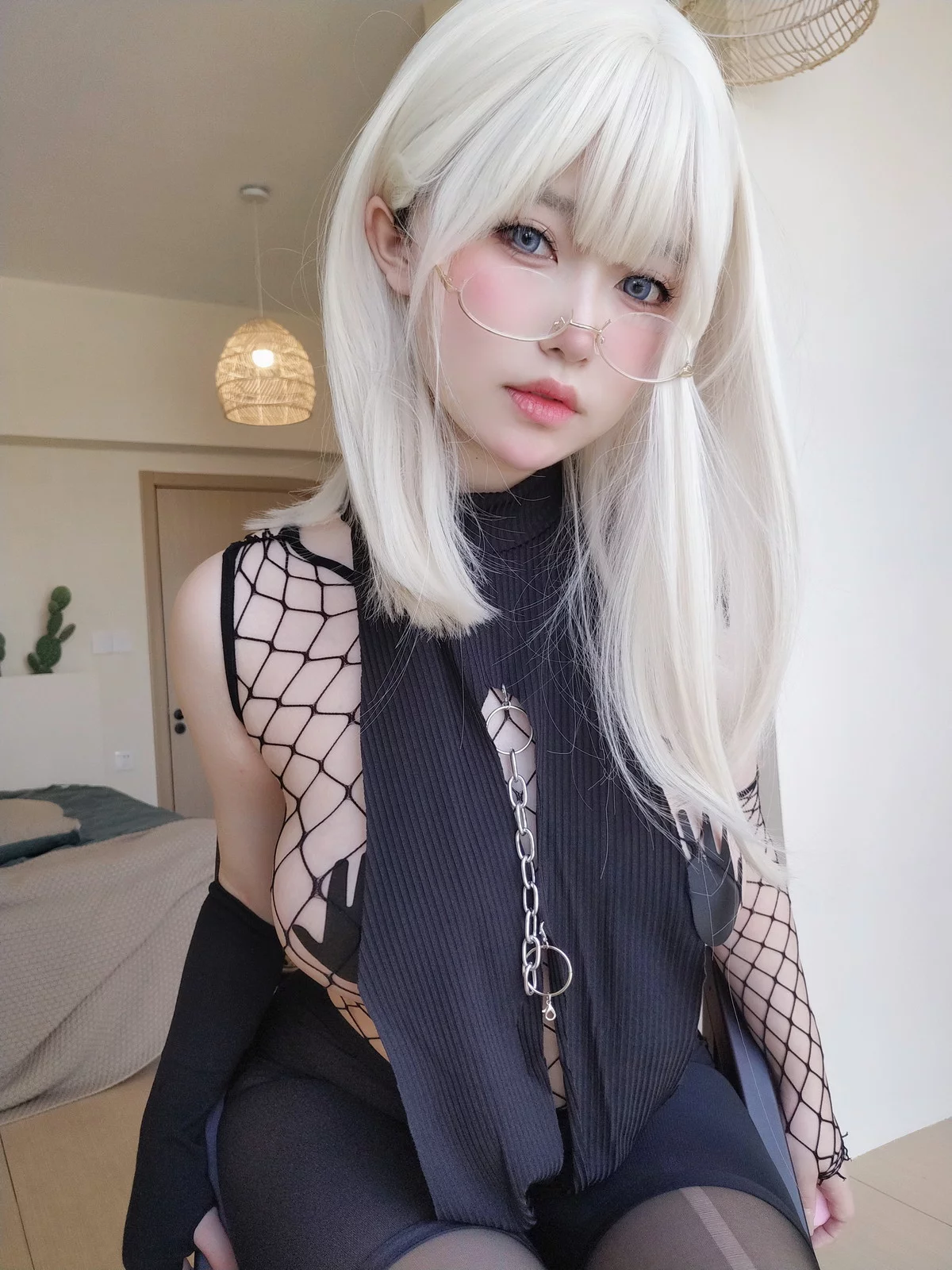 Coser妹子女主K战败忍者主题性感黑色网格服饰配超薄黑丝秀翘臀美腿诱惑写真42P