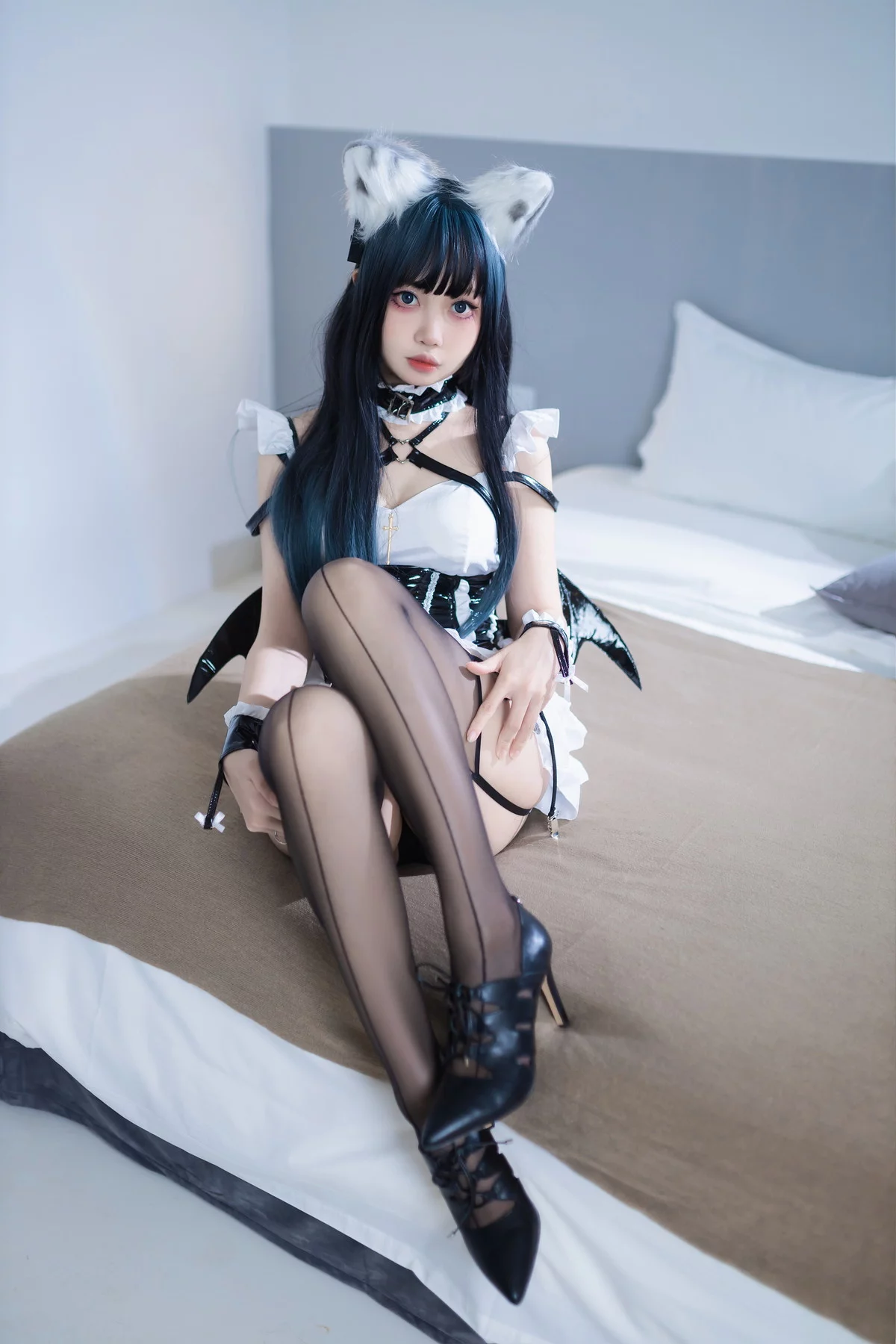 Coser美女洛桑w伊梓猫耳小恶魔主题性感黑白女仆装配黑丝吊袜迷人诱惑写真42P