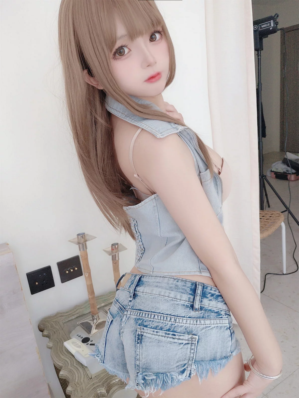 Cosplay美女日奈娇牛仔姐姐主题脱牛仔短裤露白色蕾丝内裤秀翘臀诱惑写真66P