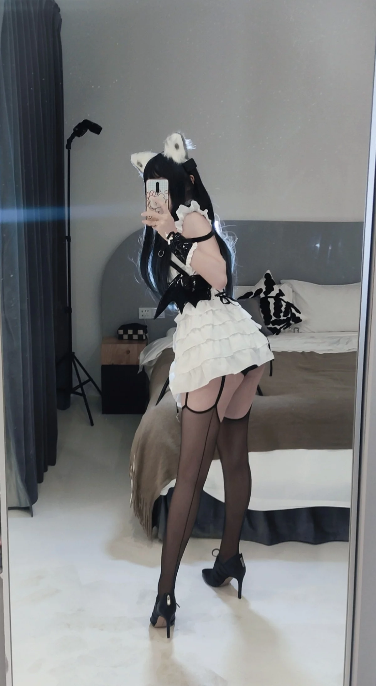 Coser美女洛桑w伊梓猫耳小恶魔主题性感黑白女仆装配黑丝吊袜迷人诱惑写真42P