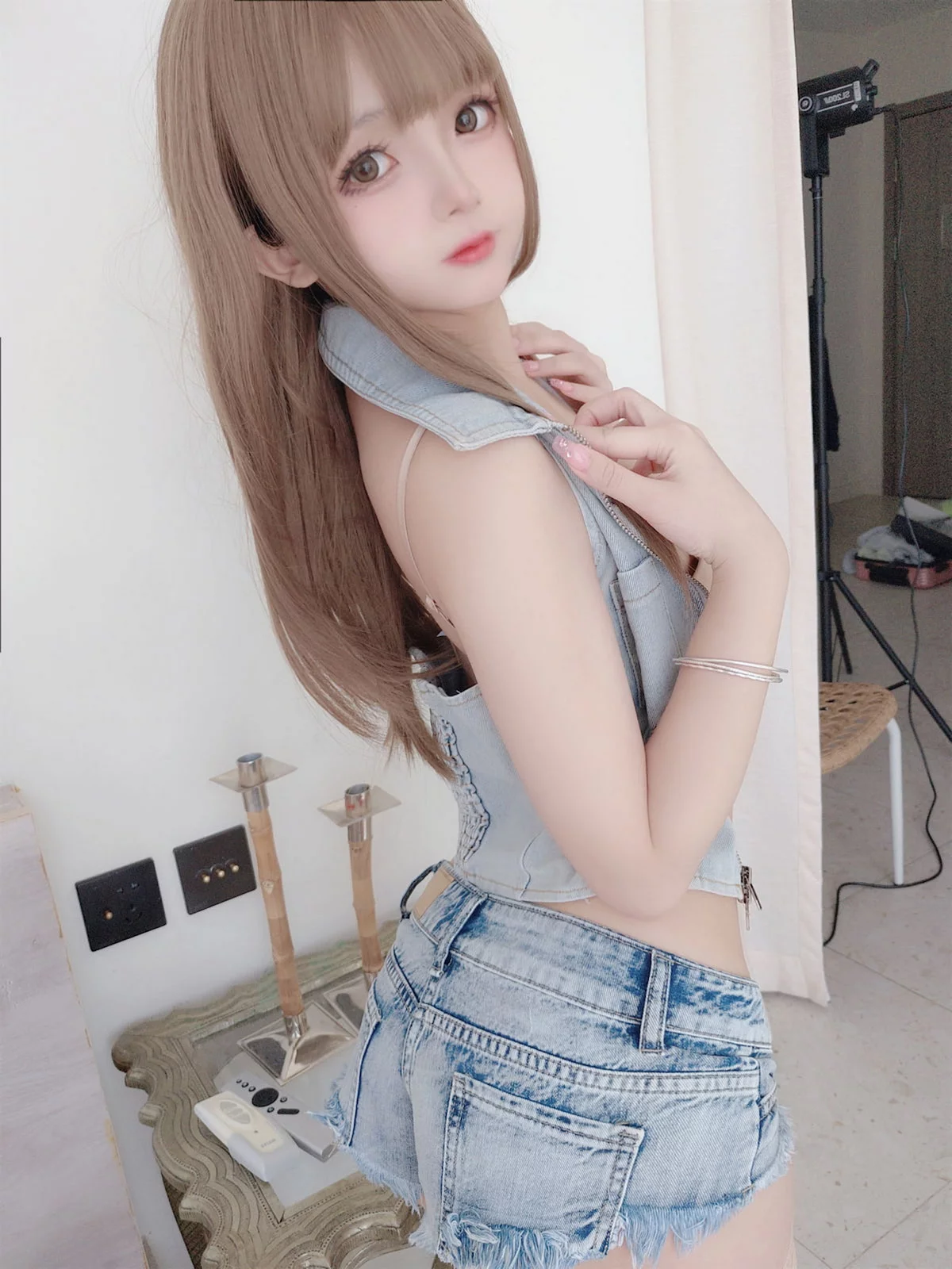 Cosplay美女日奈娇牛仔姐姐主题脱牛仔短裤露白色蕾丝内裤秀翘臀诱惑写真66P