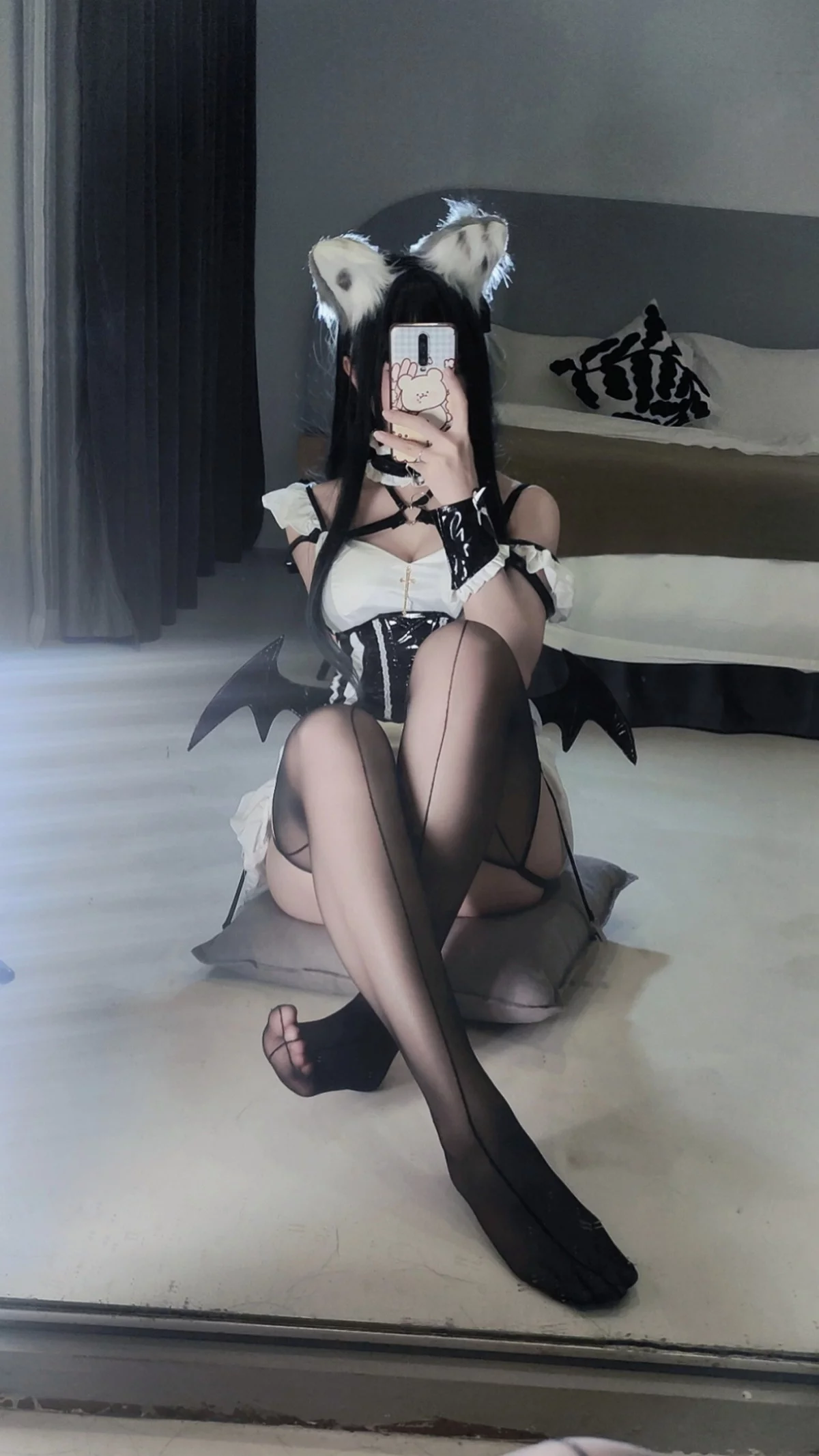 Coser美女洛桑w伊梓猫耳小恶魔主题性感黑白女仆装配黑丝吊袜迷人诱惑写真42P