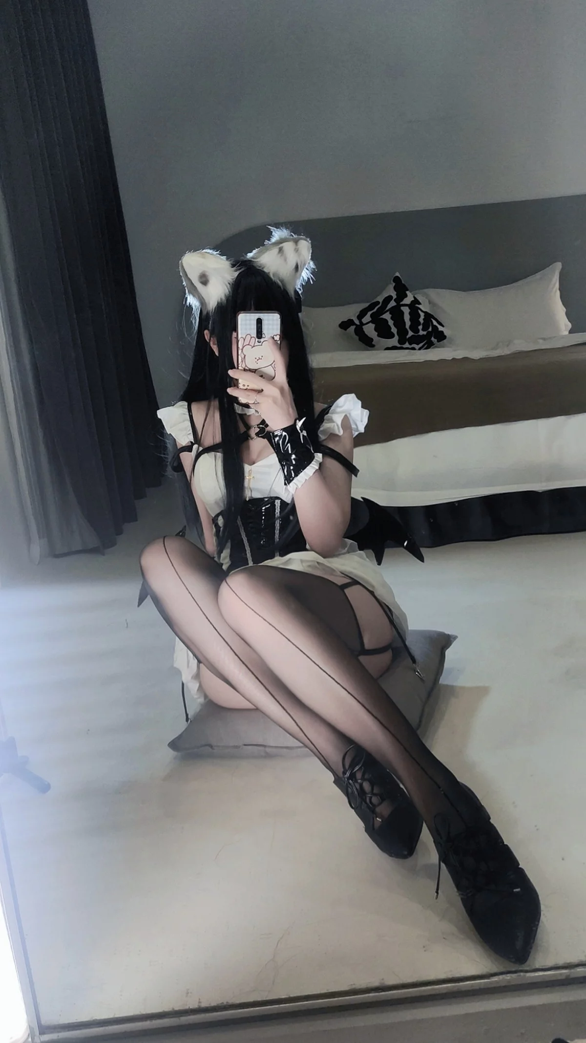 Coser美女洛桑w伊梓猫耳小恶魔主题性感黑白女仆装配黑丝吊袜迷人诱惑写真42P
