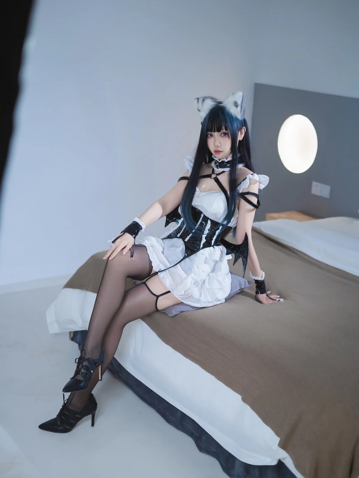 Coser美女洛桑w伊梓猫耳小恶魔主题性感黑白女仆装配黑丝吊袜迷人诱惑写真42P