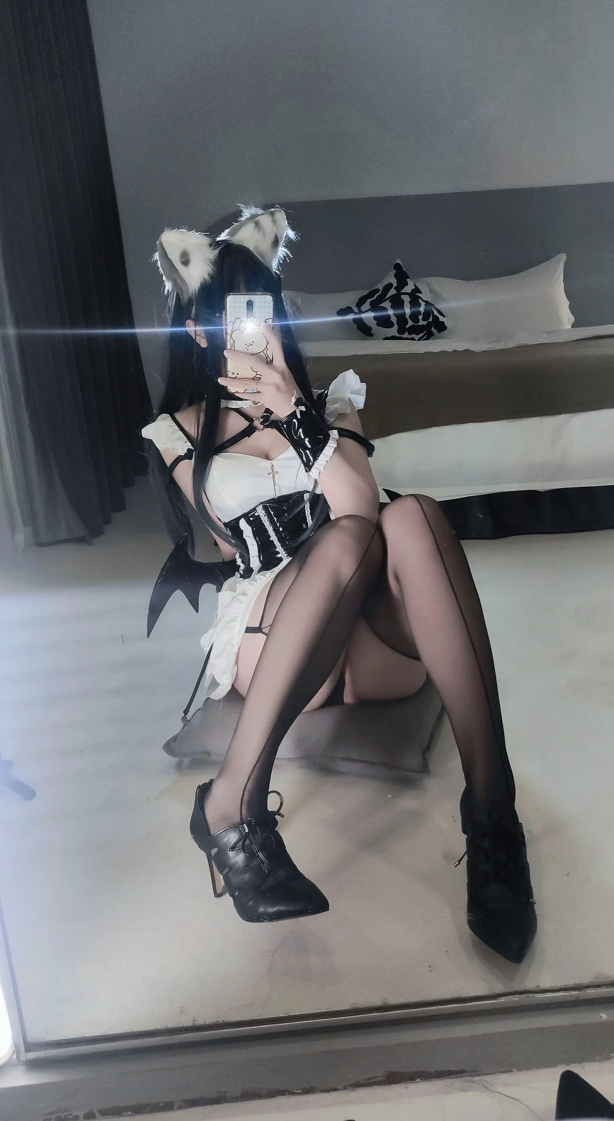 Coser美女洛桑w伊梓猫耳小恶魔主题性感黑白女仆装配黑丝吊袜迷人诱惑写真42P