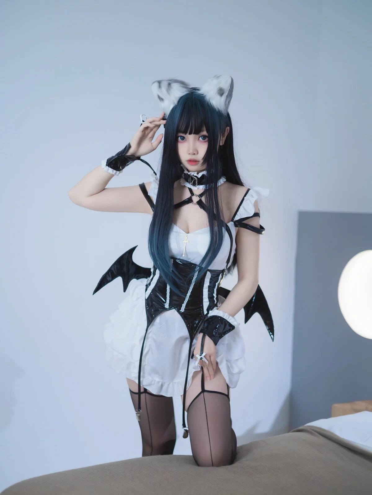 Coser美女洛桑w伊梓猫耳小恶魔主题性感黑白女仆装配黑丝吊袜迷人诱惑写真42P