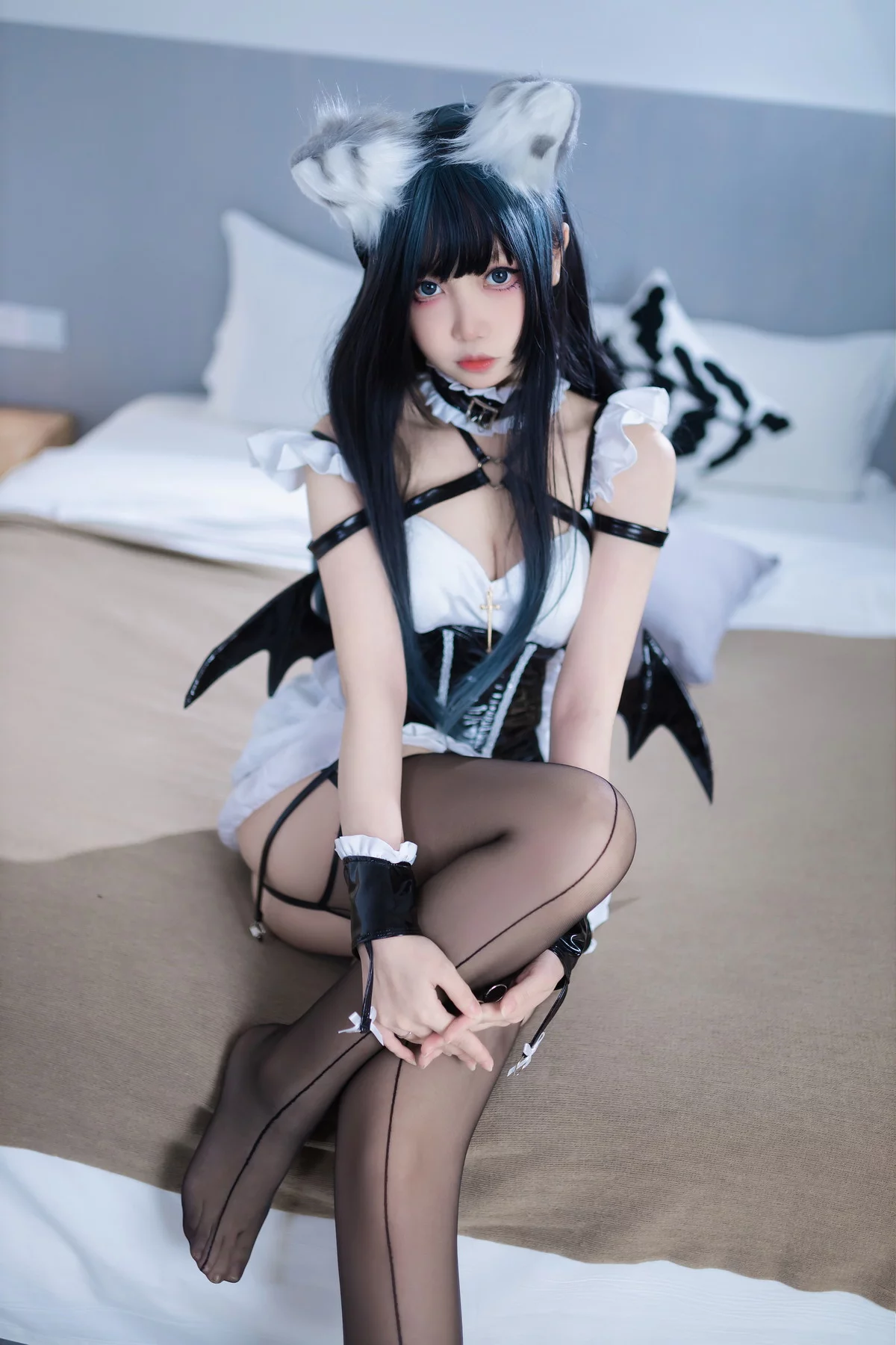 Coser美女洛桑w伊梓猫耳小恶魔主题性感黑白女仆装配黑丝吊袜迷人诱惑写真42P