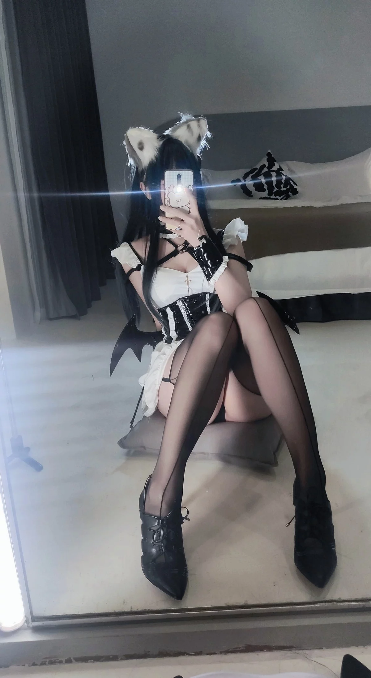 Coser美女洛桑w伊梓猫耳小恶魔主题性感黑白女仆装配黑丝吊袜迷人诱惑写真42P