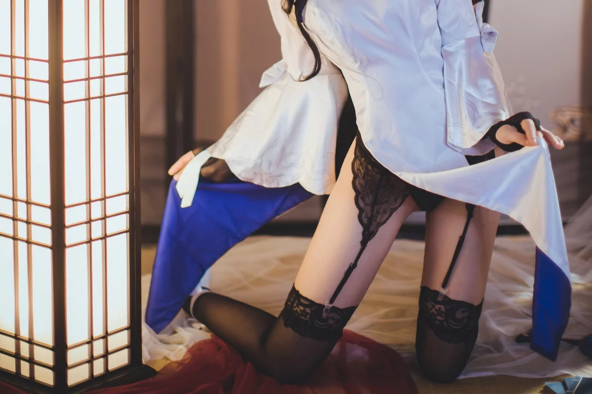 网络美女Coser衣衣95玉玲珑主题私房性感白色旗袍服饰配黑色蕾丝吊袜诱惑写真50P