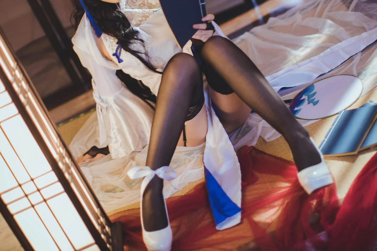 网络美女Coser衣衣95玉玲珑主题私房性感白色旗袍服饰配黑色蕾丝吊袜诱惑写真50P