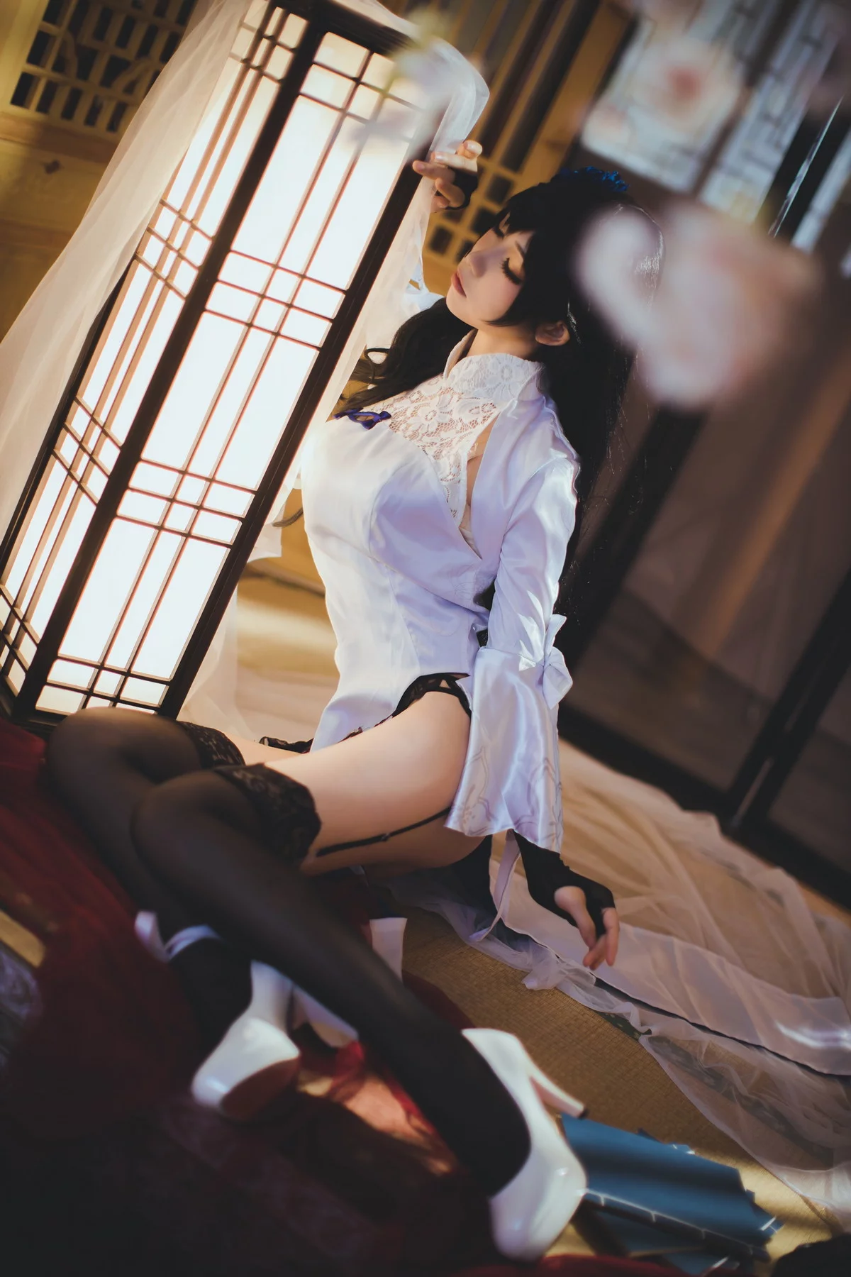 网络美女Coser衣衣95玉玲珑主题私房性感白色旗袍服饰配黑色蕾丝吊袜诱惑写真50P