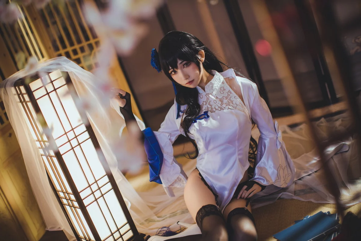 网络美女Coser衣衣95玉玲珑主题私房性感白色旗袍服饰配黑色蕾丝吊袜诱惑写真50P