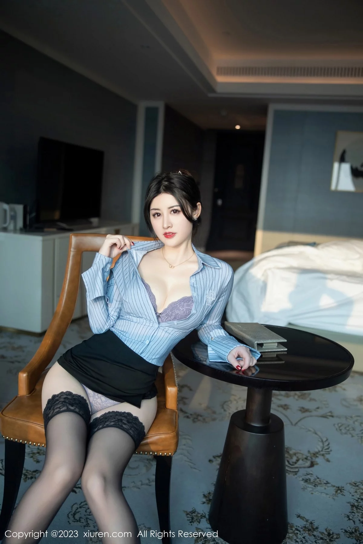 XiuRen第6343期_模特诗诗kiki条纹T恤配黑短裙露性感蕾丝内衣魅惑黑丝诱惑写真78P