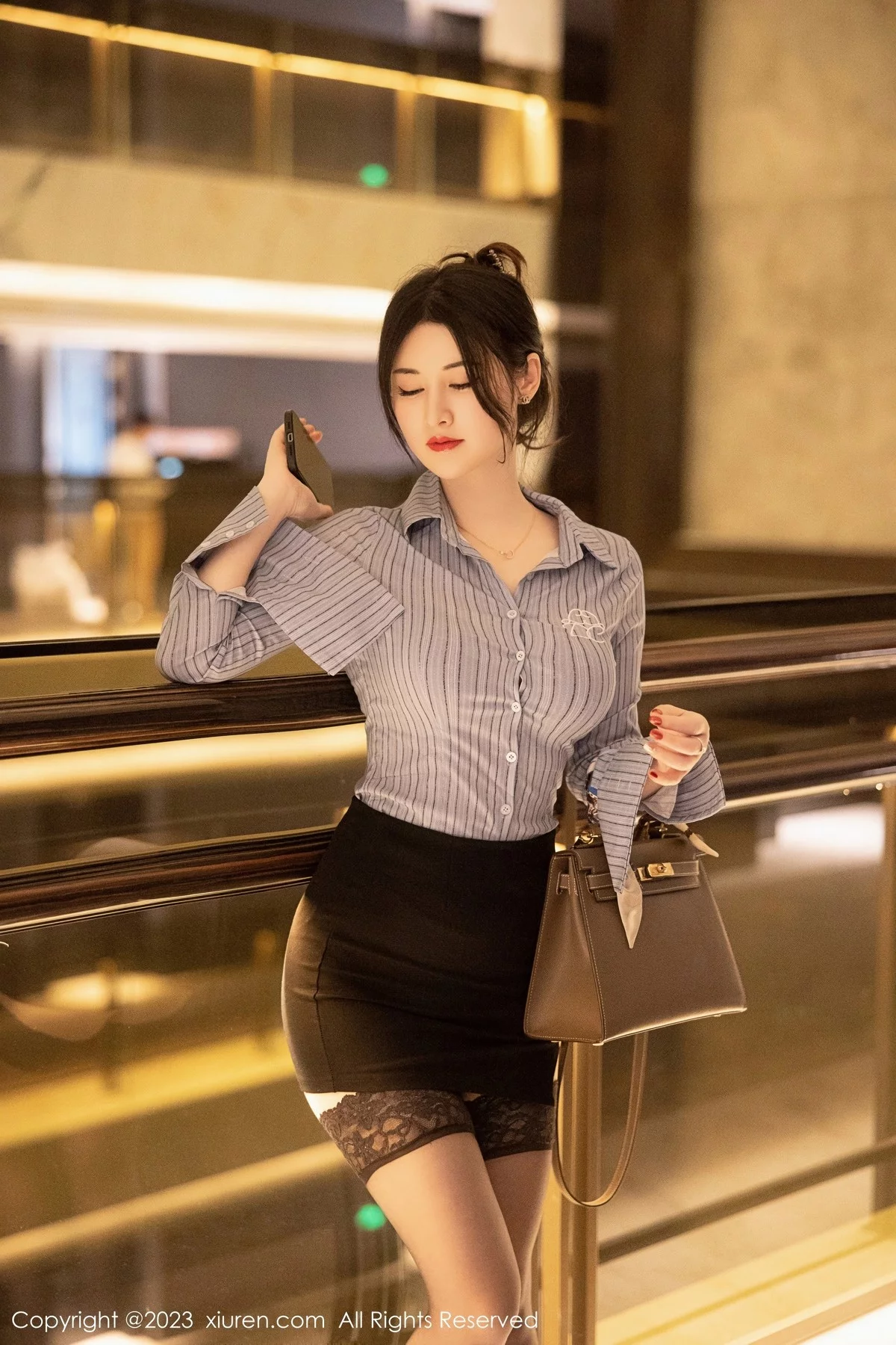 XiuRen第6343期_模特诗诗kiki条纹T恤配黑短裙露性感蕾丝内衣魅惑黑丝诱惑写真78P