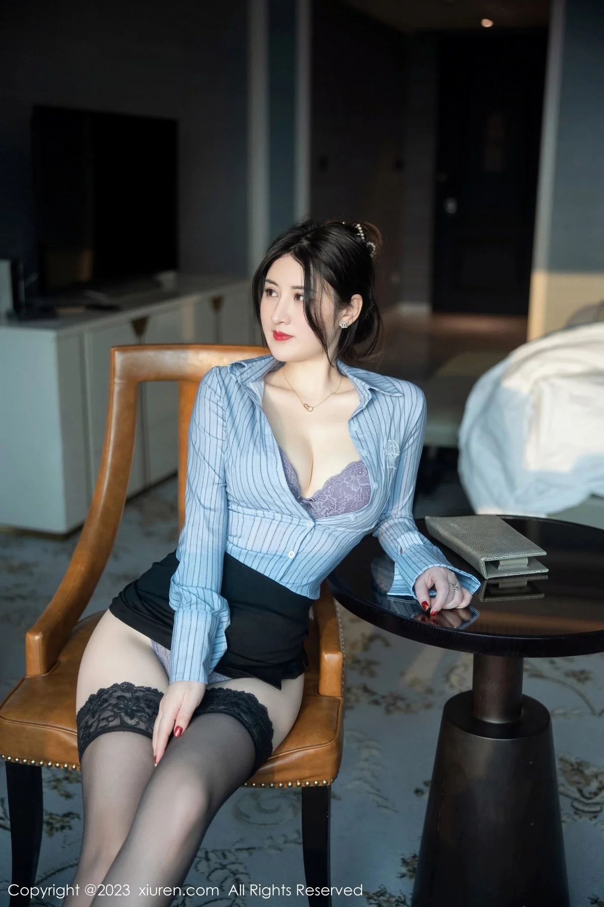 XiuRen第6343期_模特诗诗kiki条纹T恤配黑短裙露性感蕾丝内衣魅惑黑丝诱惑写真78P