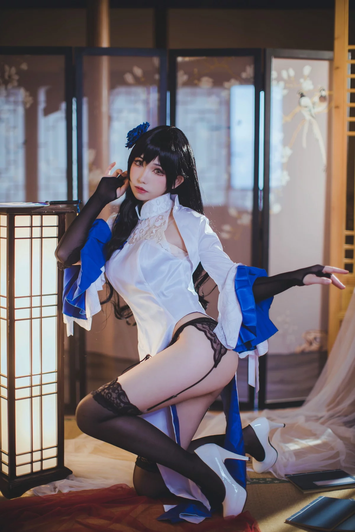 网络美女Coser衣衣95玉玲珑主题私房性感白色旗袍服饰配黑色蕾丝吊袜诱惑写真50P