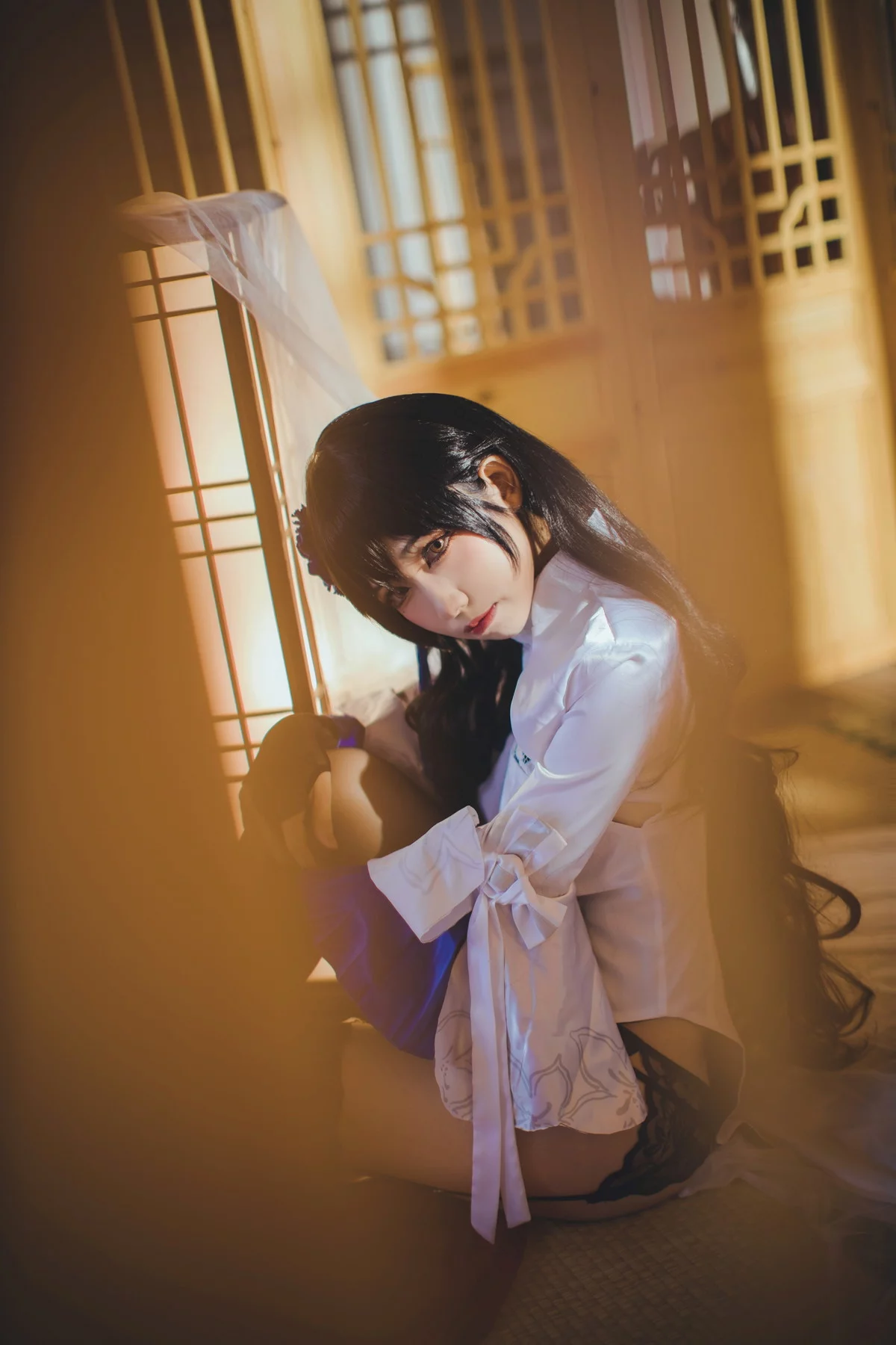 网络美女Coser衣衣95玉玲珑主题私房性感白色旗袍服饰配黑色蕾丝吊袜诱惑写真50P