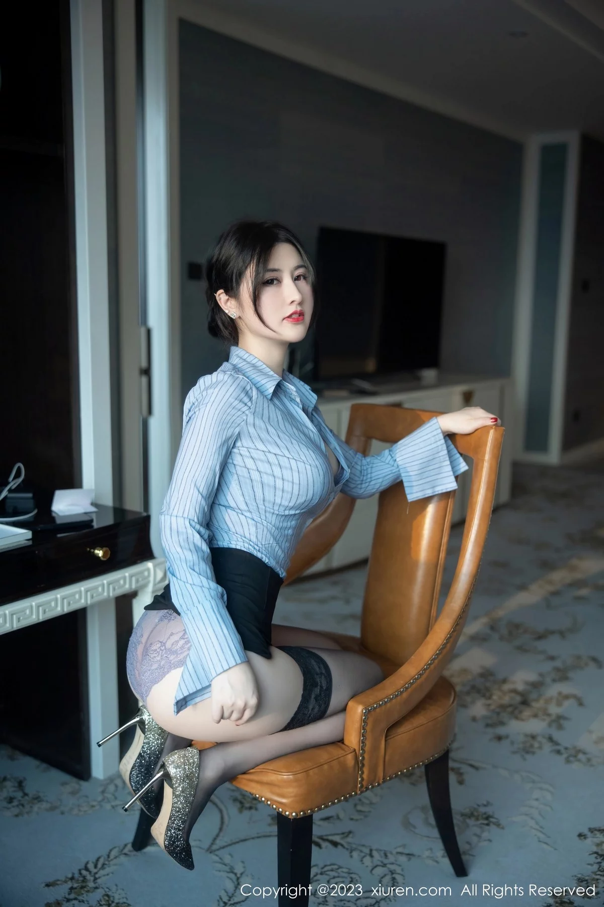 XiuRen第6343期_模特诗诗kiki条纹T恤配黑短裙露性感蕾丝内衣魅惑黑丝诱惑写真78P