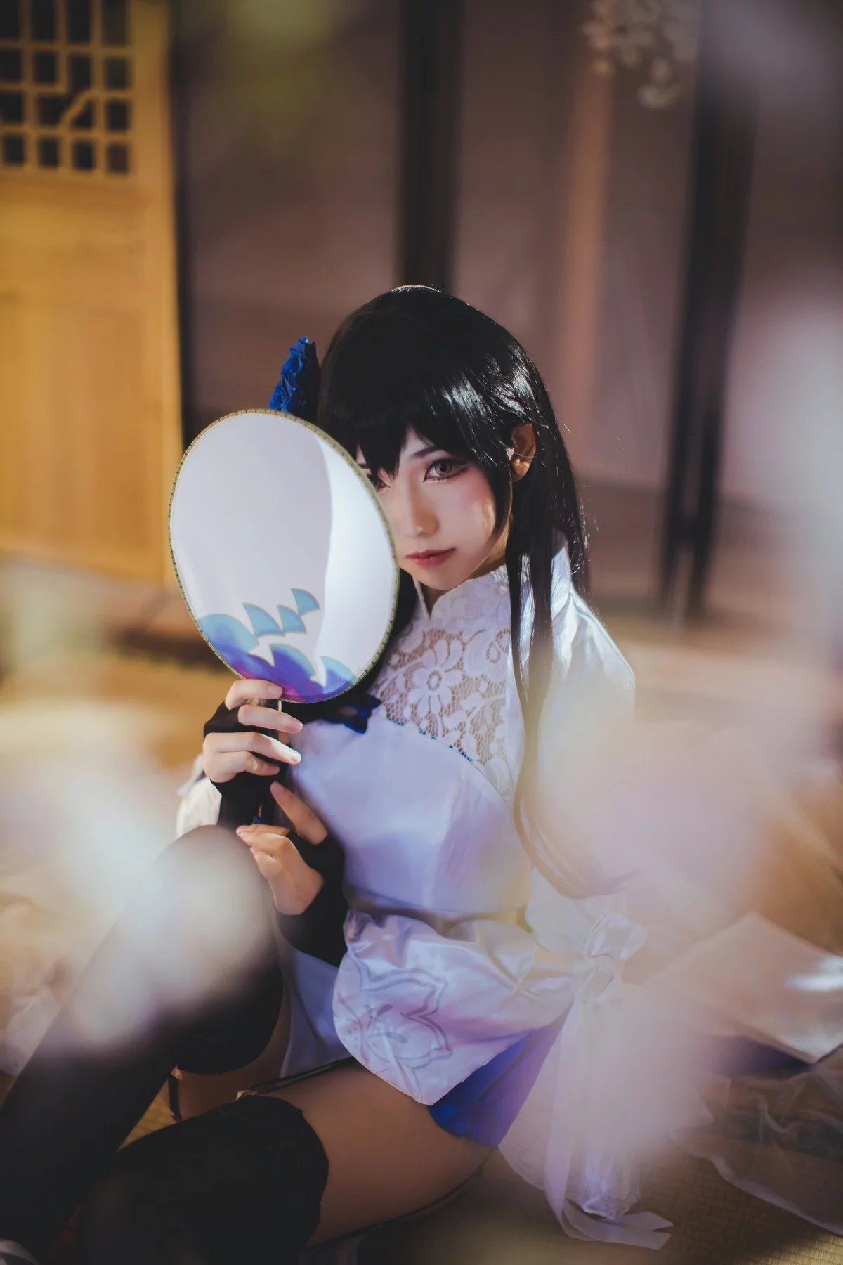 网络美女Coser衣衣95玉玲珑主题私房性感白色旗袍服饰配黑色蕾丝吊袜诱惑写真50P
