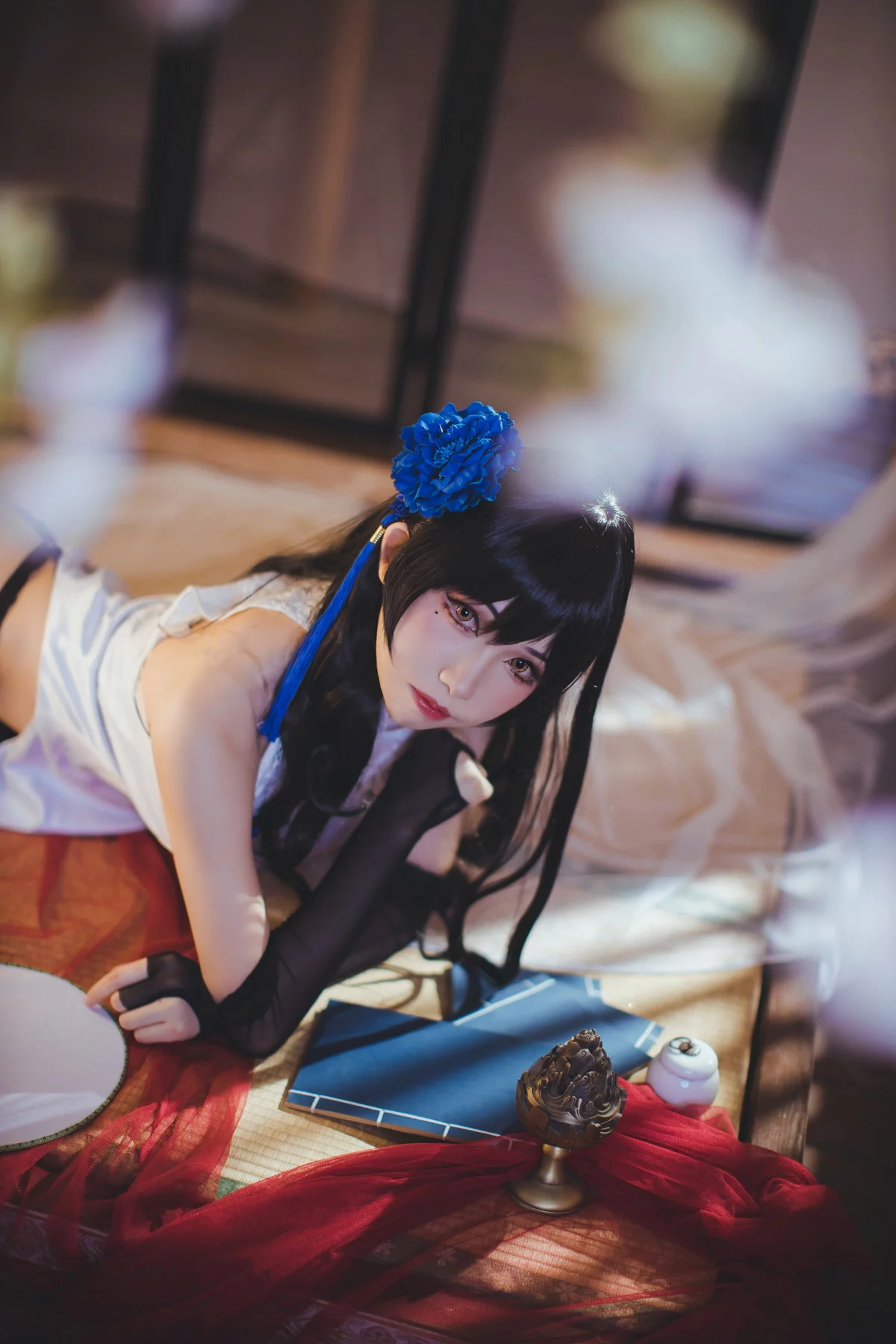 网络美女Coser衣衣95玉玲珑主题私房性感白色旗袍服饰配黑色蕾丝吊袜诱惑写真50P