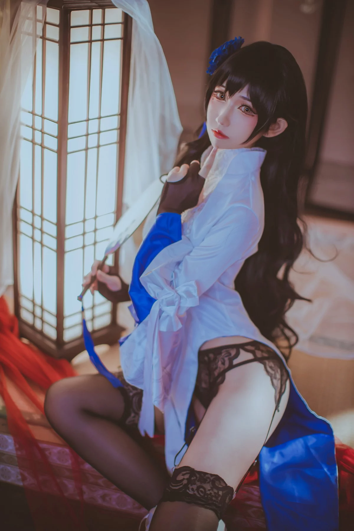 网络美女Coser衣衣95玉玲珑主题私房性感白色旗袍服饰配黑色蕾丝吊袜诱惑写真50P