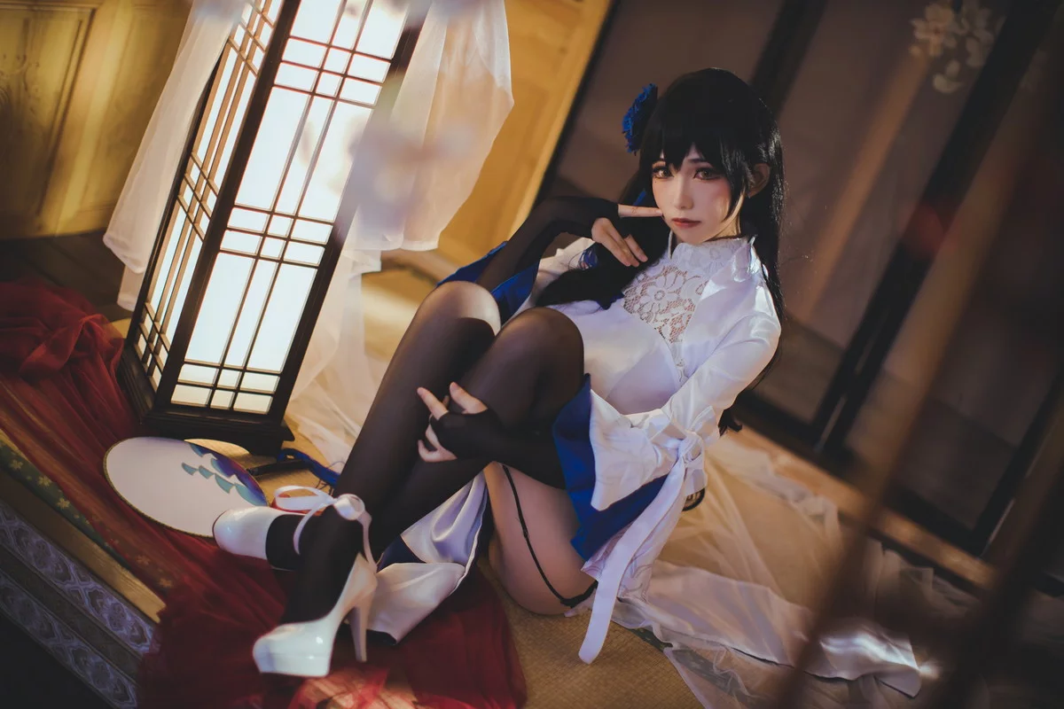网络美女Coser衣衣95玉玲珑主题私房性感白色旗袍服饰配黑色蕾丝吊袜诱惑写真50P