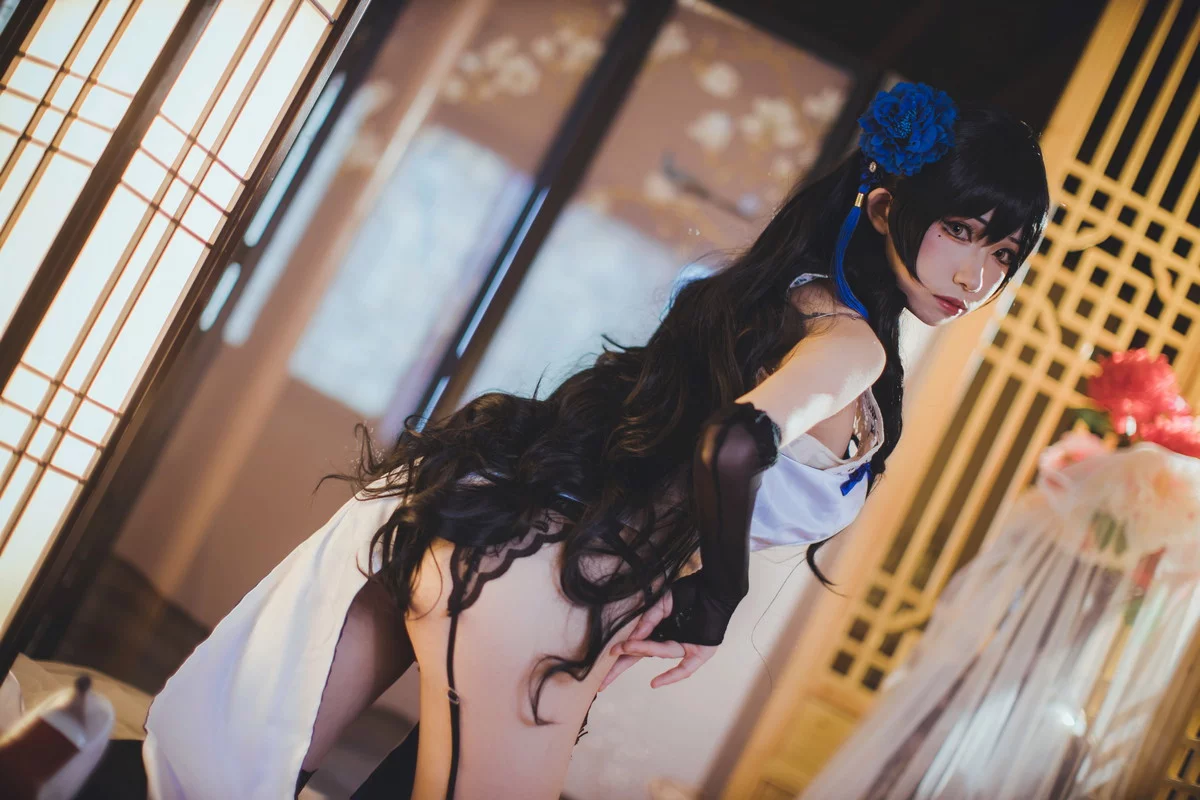 网络美女Coser衣衣95玉玲珑主题私房性感白色旗袍服饰配黑色蕾丝吊袜诱惑写真50P