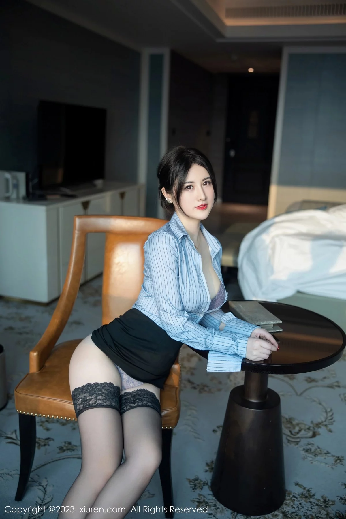 XiuRen第6343期_模特诗诗kiki条纹T恤配黑短裙露性感蕾丝内衣魅惑黑丝诱惑写真78P