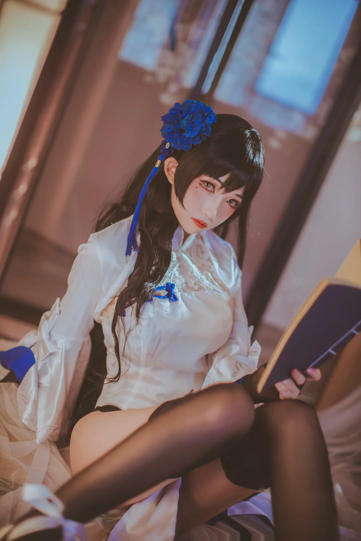 网络美女Coser衣衣95玉玲珑主题私房性感白色旗袍服饰配黑色蕾丝吊袜诱惑写真50P