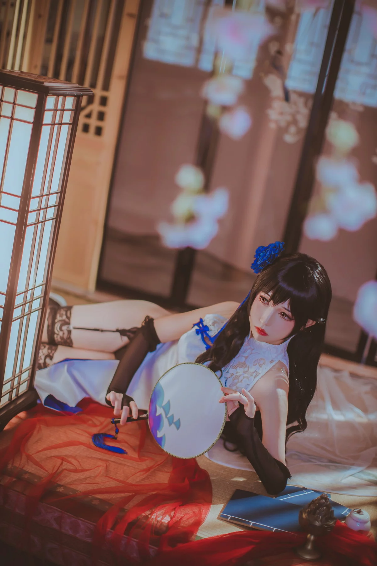 网络美女Coser衣衣95玉玲珑主题私房性感白色旗袍服饰配黑色蕾丝吊袜诱惑写真50P