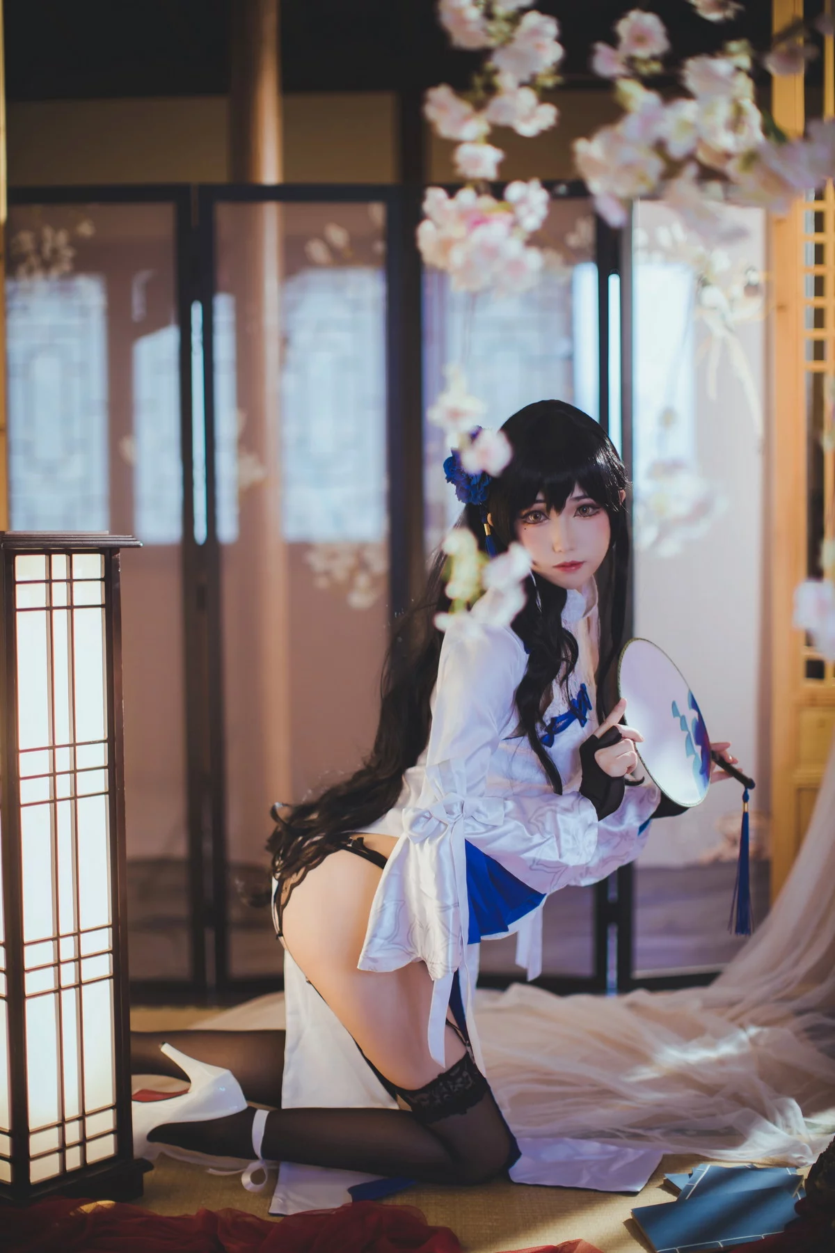 网络美女Coser衣衣95玉玲珑主题私房性感白色旗袍服饰配黑色蕾丝吊袜诱惑写真50P