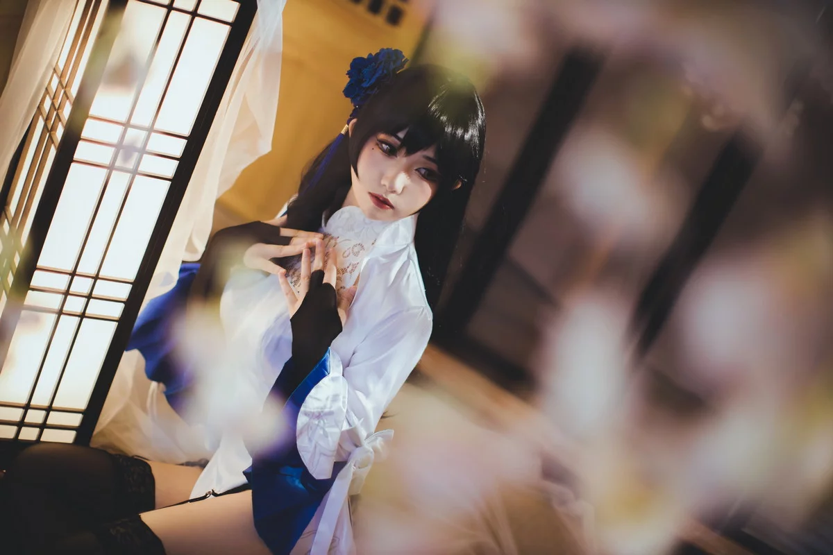 网络美女Coser衣衣95玉玲珑主题私房性感白色旗袍服饰配黑色蕾丝吊袜诱惑写真50P