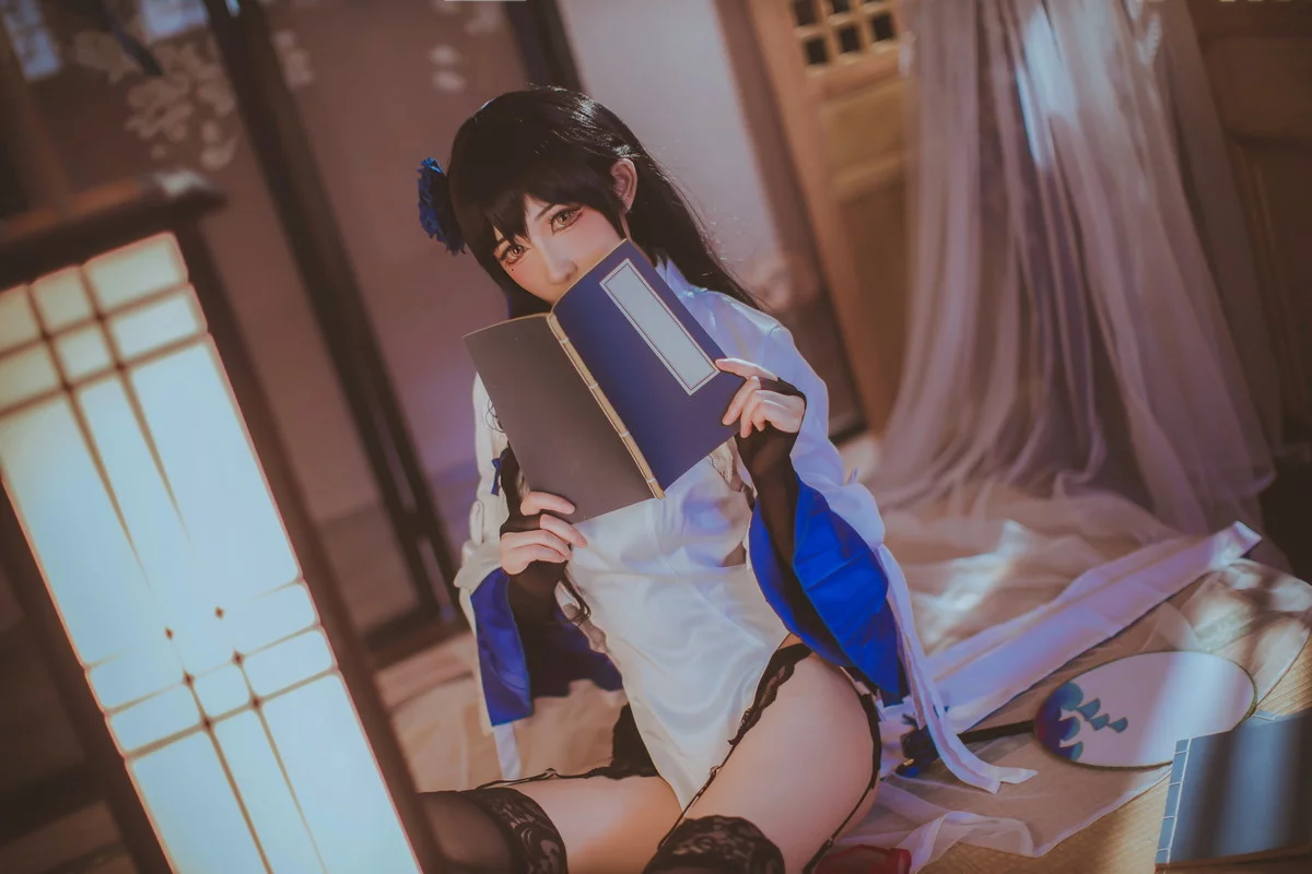 网络美女Coser衣衣95玉玲珑主题私房性感白色旗袍服饰配黑色蕾丝吊袜诱惑写真50P