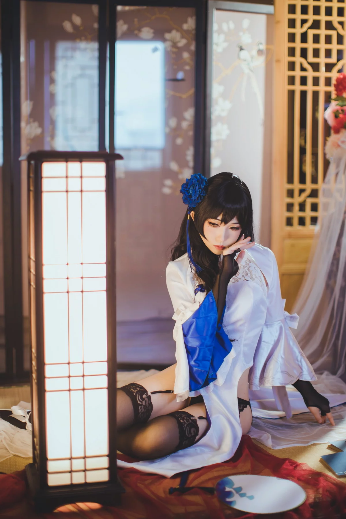 网络美女Coser衣衣95玉玲珑主题私房性感白色旗袍服饰配黑色蕾丝吊袜诱惑写真50P