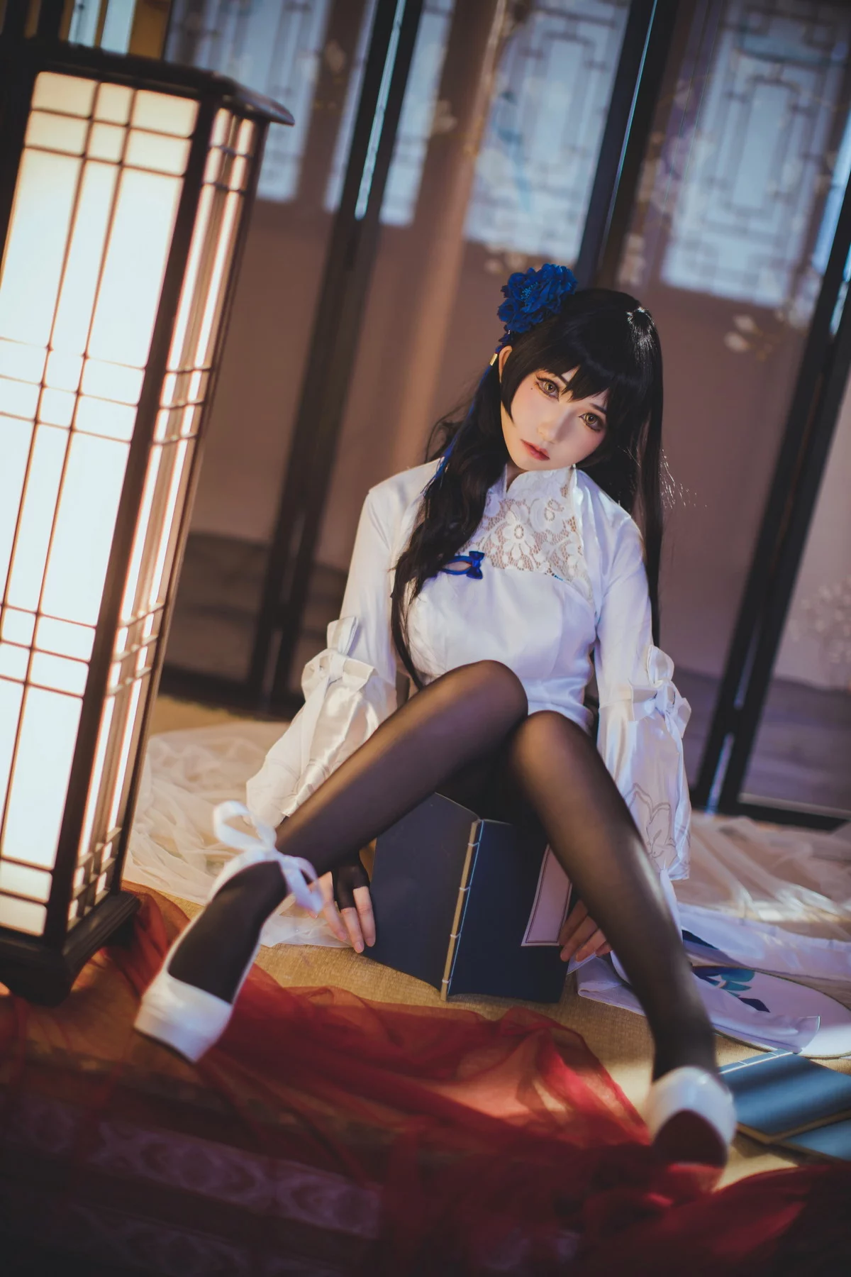 网络美女Coser衣衣95玉玲珑主题私房性感白色旗袍服饰配黑色蕾丝吊袜诱惑写真50P
