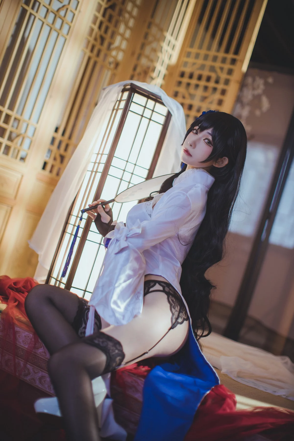 网络美女Coser衣衣95玉玲珑主题私房性感白色旗袍服饰配黑色蕾丝吊袜诱惑写真50P