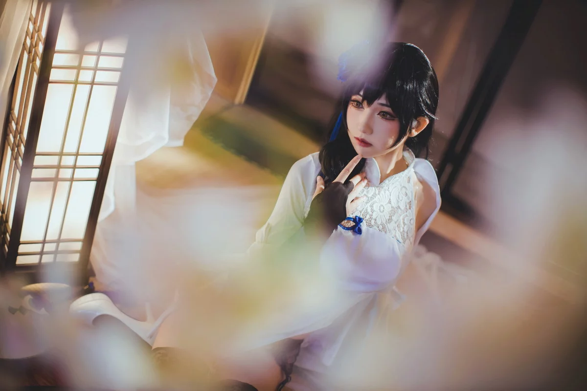 网络美女Coser衣衣95玉玲珑主题私房性感白色旗袍服饰配黑色蕾丝吊袜诱惑写真50P