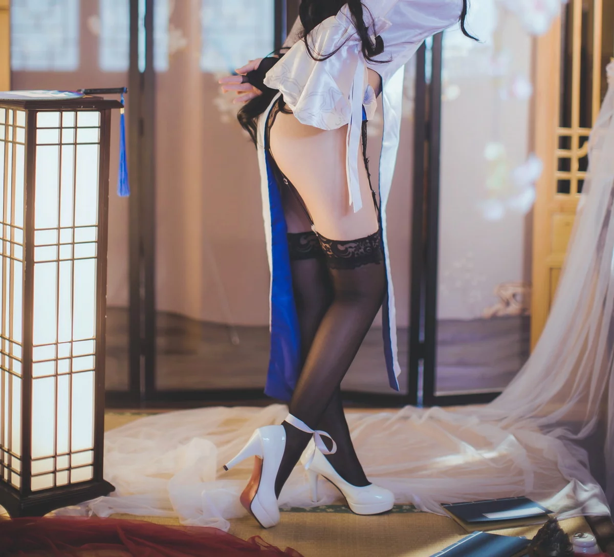 网络美女Coser衣衣95玉玲珑主题私房性感白色旗袍服饰配黑色蕾丝吊袜诱惑写真50P