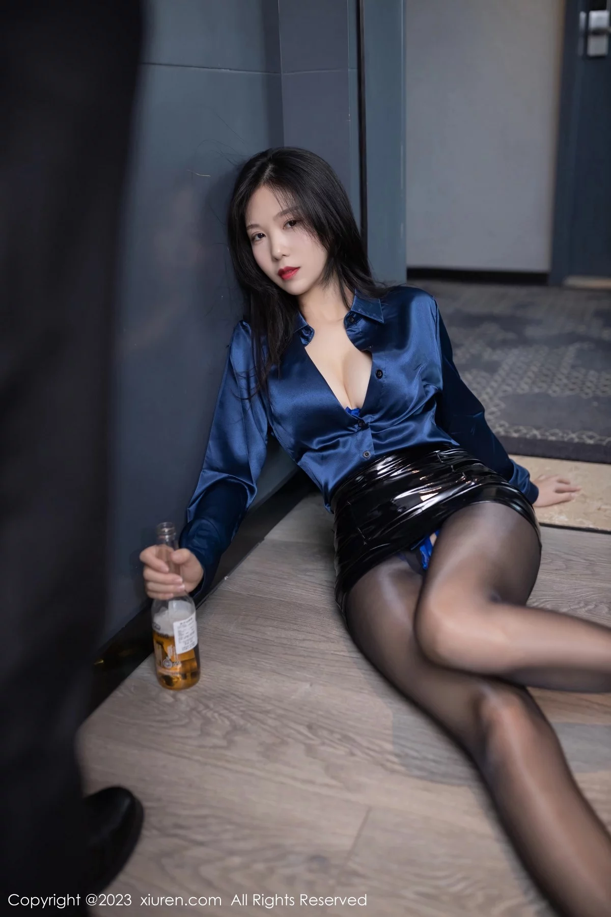 XiuRen第6345期_模特利世醉酒主题性感蓝T配黑皮裙露蓝色蕾丝内衣惹火诱惑写真83P