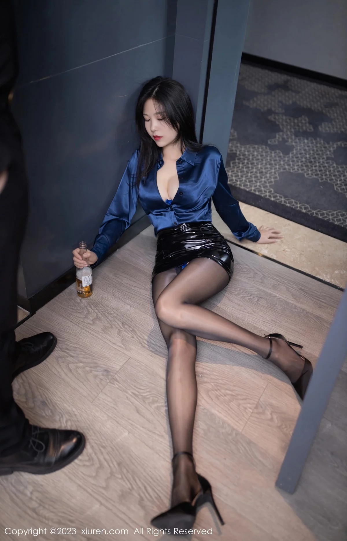 XiuRen第6345期_模特利世醉酒主题性感蓝T配黑皮裙露蓝色蕾丝内衣惹火诱惑写真83P