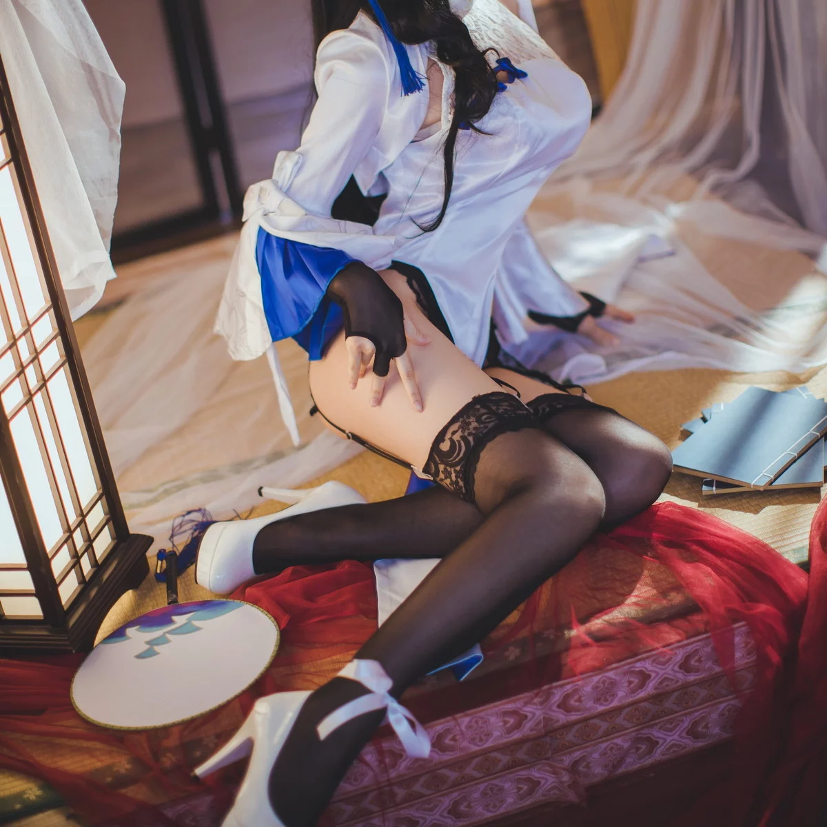 网络美女Coser衣衣95玉玲珑主题私房性感白色旗袍服饰配黑色蕾丝吊袜诱惑写真50P