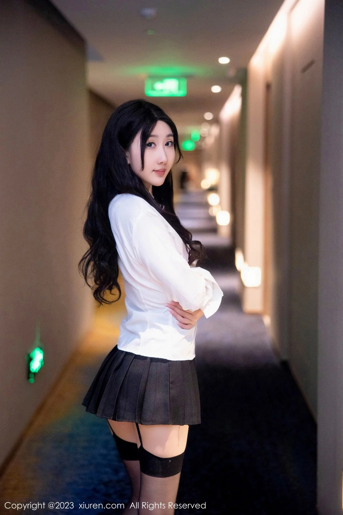 XiuRen第6350期_模特江真真性感白T配黑短裙露粉色蕾丝内衣黑丝吊袜诱惑写真90P