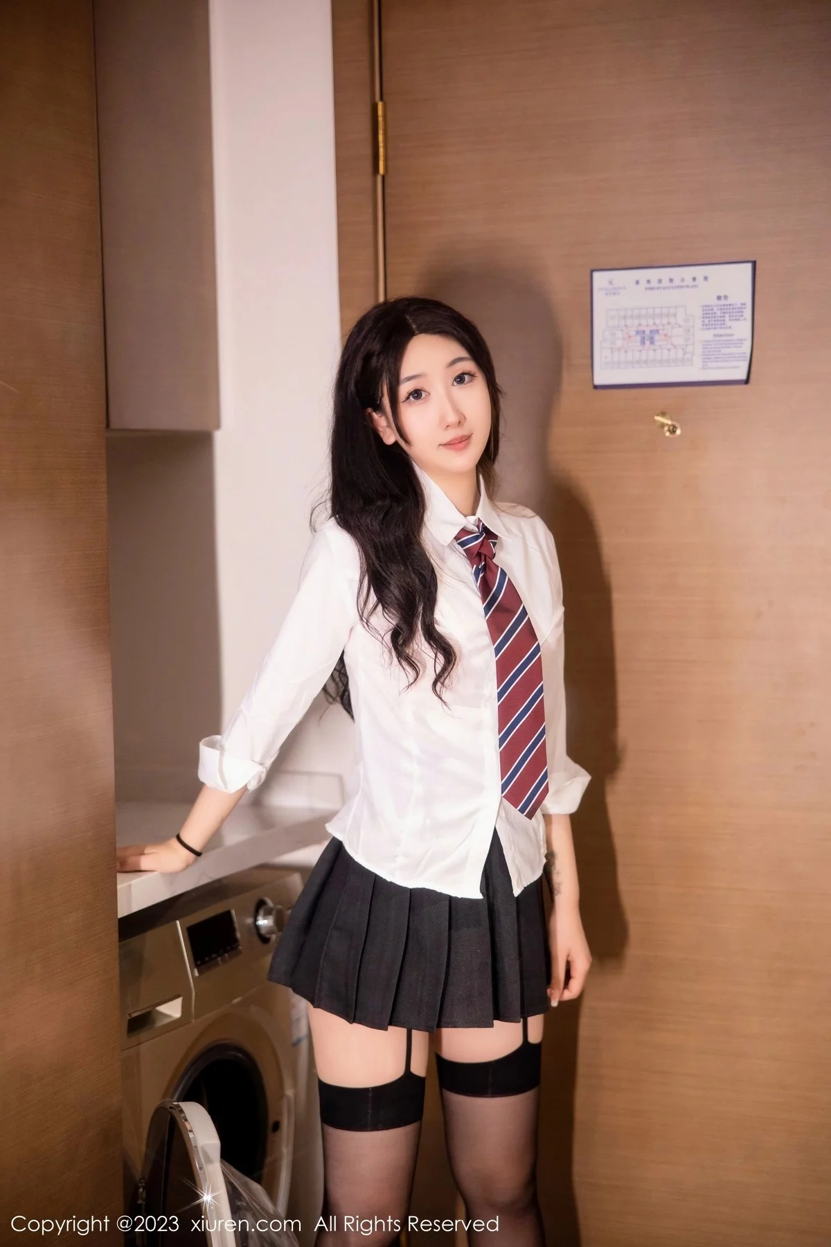 XiuRen第6350期_模特江真真性感白T配黑短裙露粉色蕾丝内衣黑丝吊袜诱惑写真90P