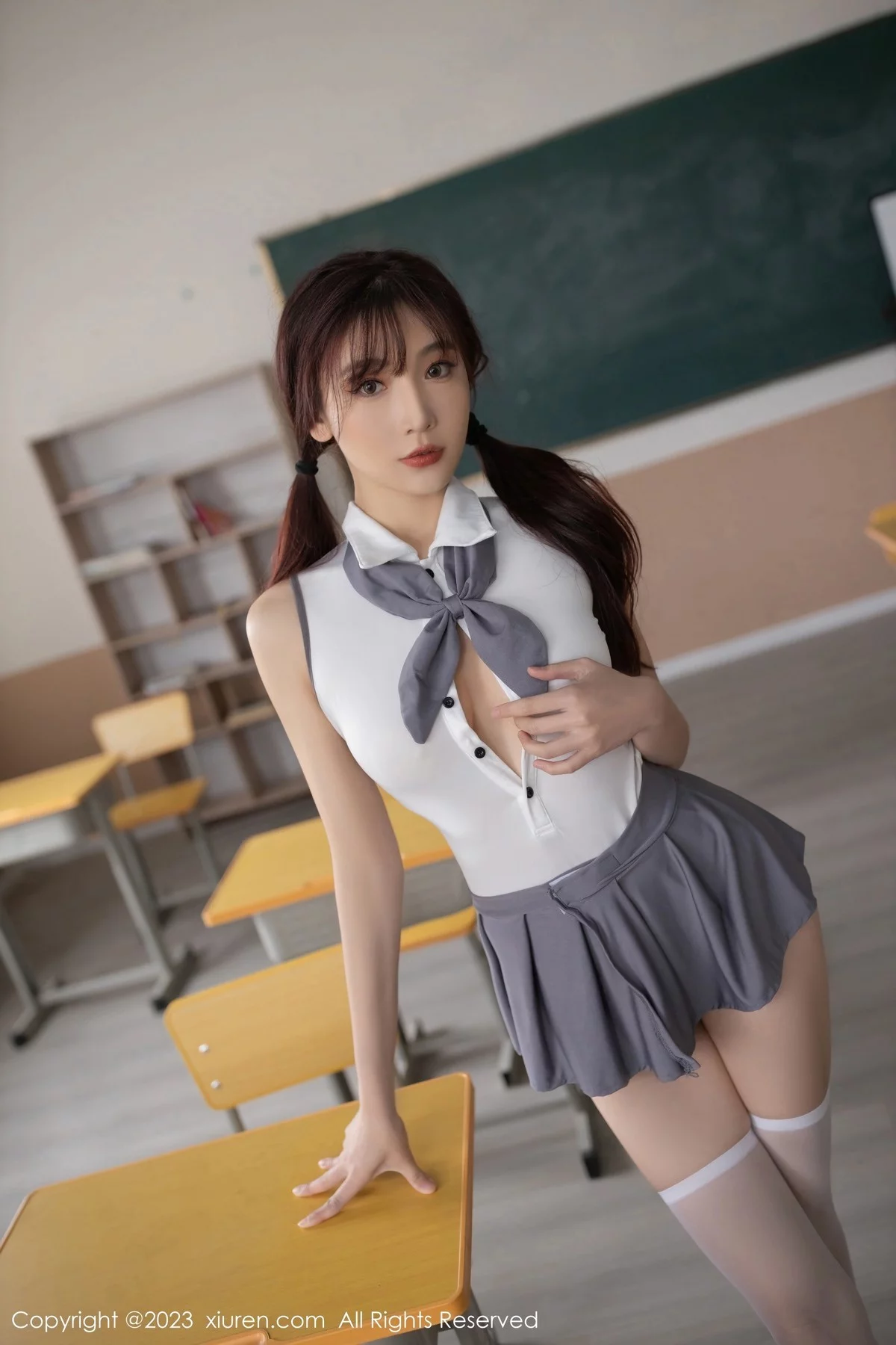 XiuRen第6353期_女神陆萱萱教室场景学生角色白色上衣配灰色短裙迷人诱惑写真81P
