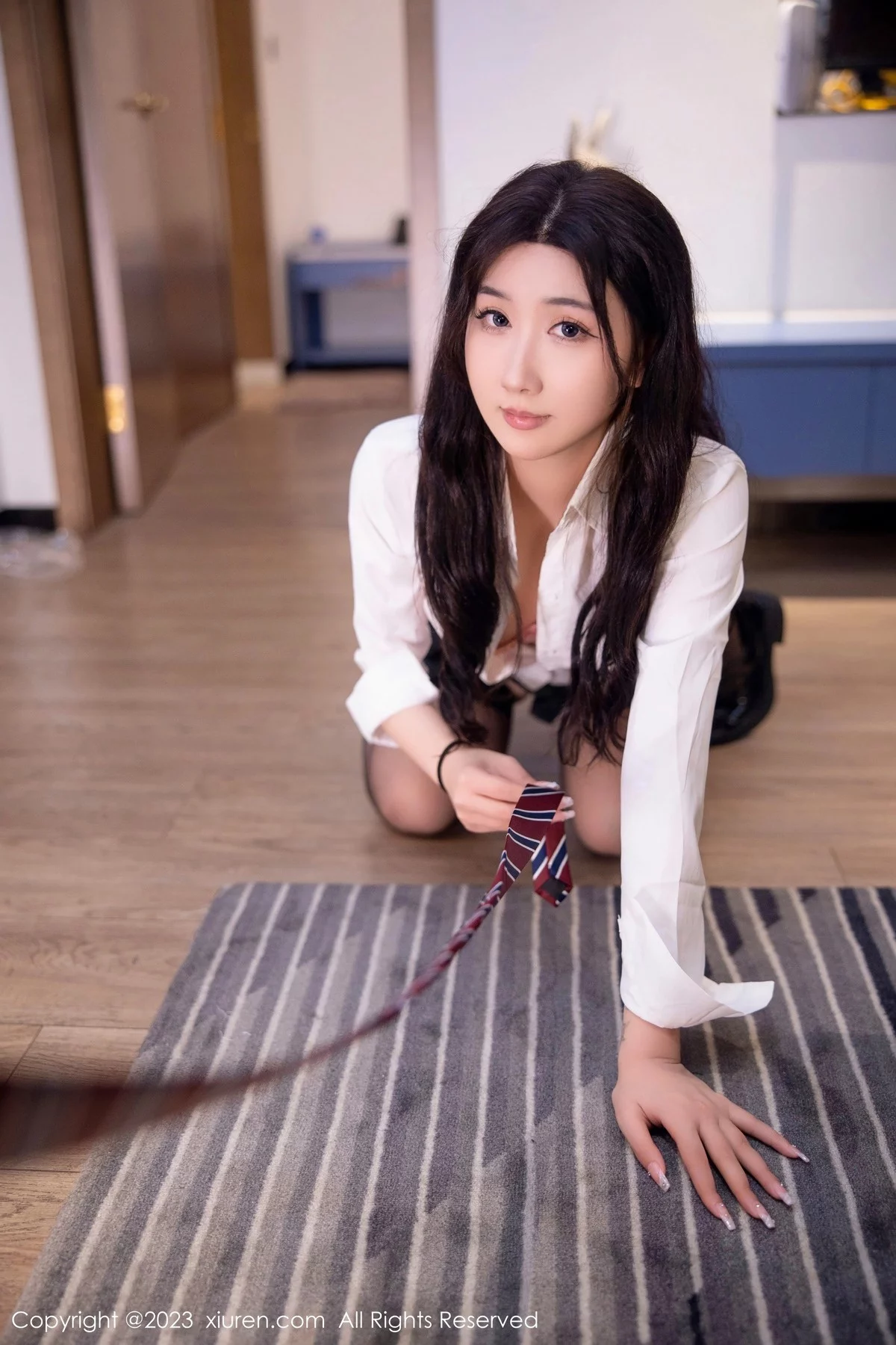XiuRen第6350期_模特江真真性感白T配黑短裙露粉色蕾丝内衣黑丝吊袜诱惑写真90P